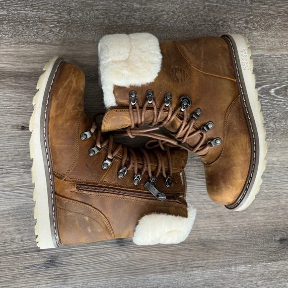 Women’s Royal Canadian Fur-Lined Boots - Picture 2 of 8